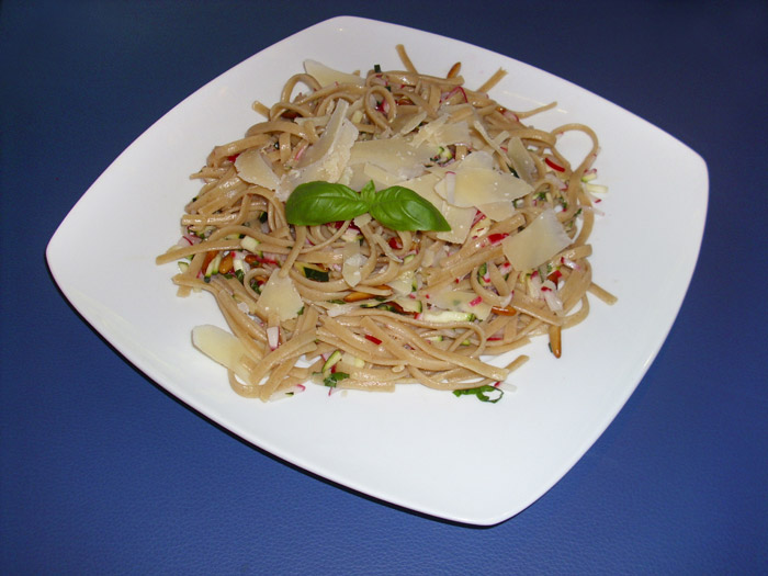 Paste mit Radieschen-Zucchini Salsa