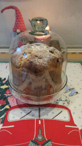 Panettone unter einer Glasglocke